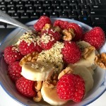 Working breakfast. #rainbowplate #fresh #simple #healthy #food #healthyeating #foodeducation #foodliteracy #breakfast #raspberries #banana #cottagecheese #walnuts #hempseeds #healthyfats #fuelyourbody #eatarainbow #delicious